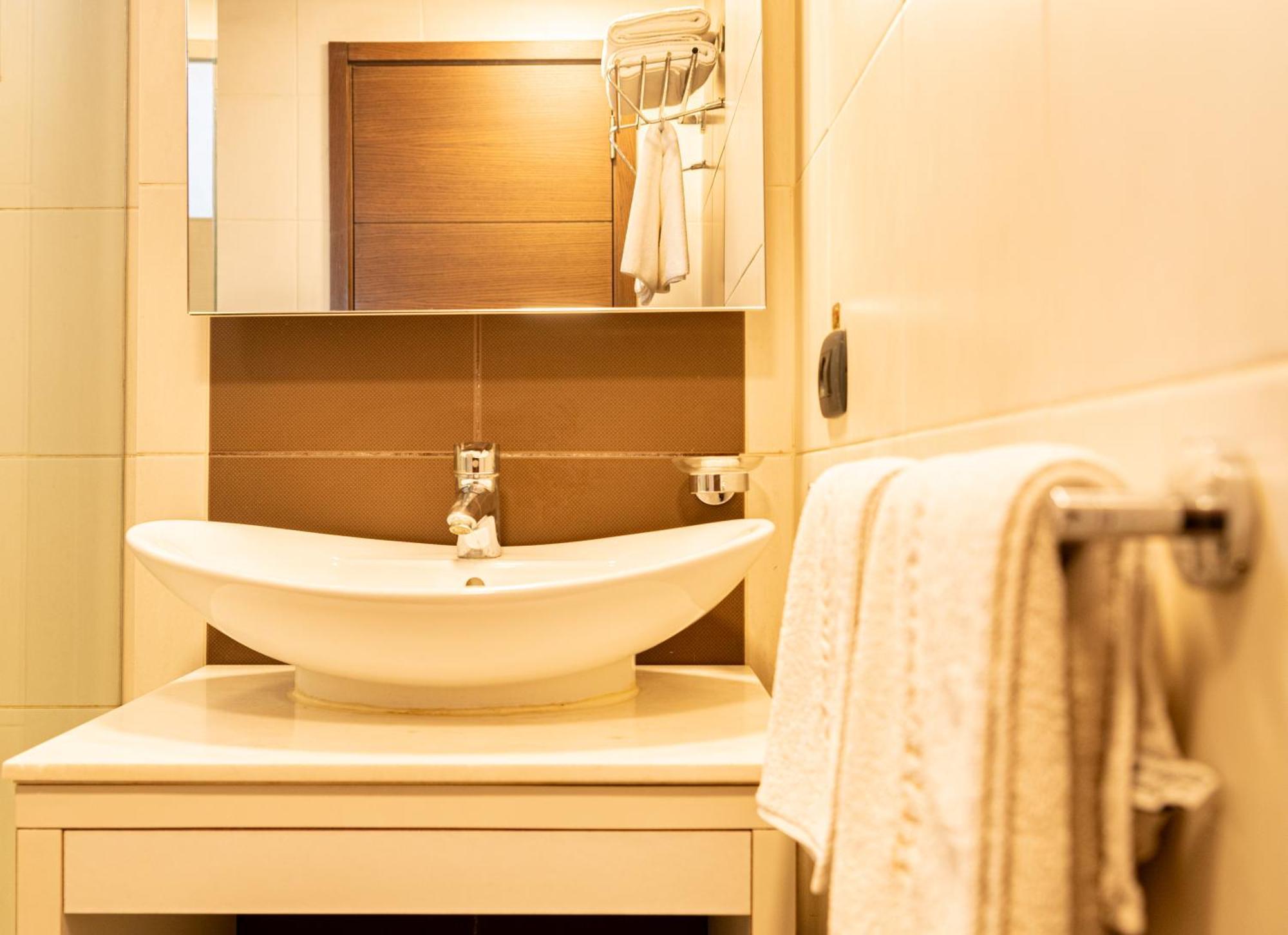 Britannia Suites Beirut Bagian luar foto